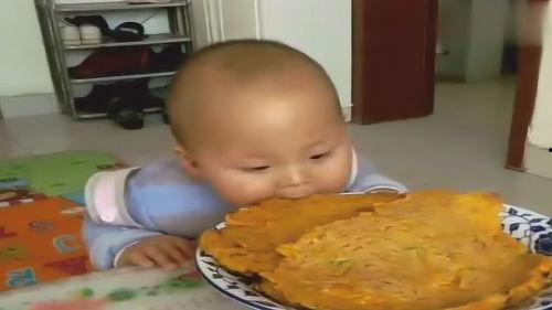 宝宝看到姥姥在吃瓜,姥姥吃瓜的幸福时光