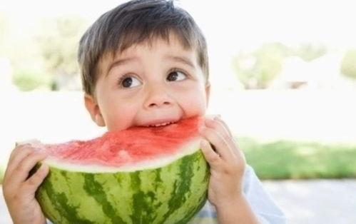 宝宝吃酥瓜搞笑文案,萌态百出，笑料连连