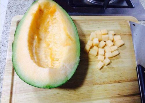 黄色圆形哈密瓜怎么吃,黄色圆形哈密瓜的多样食用指南