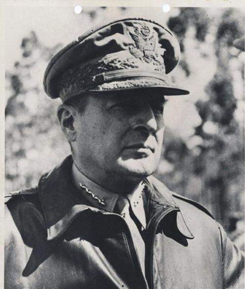 吃瓜群众麦克阿瑟吃瓜,吃瓜群众眼中的传奇将军