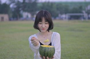 夏天吃瓜少女视频,清凉一夏的甜蜜时光
