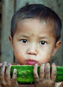 居家吃瓜拍照男生,男生展现趣味生活瞬间