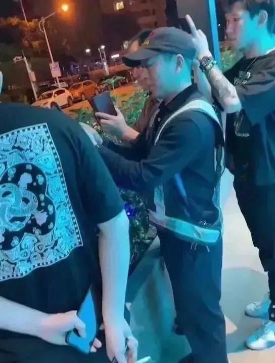 路虎女吃瓜  第1张