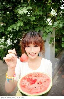 吃小瓜的女生,揭秘爱吃小瓜女生的独特魅力  第1张