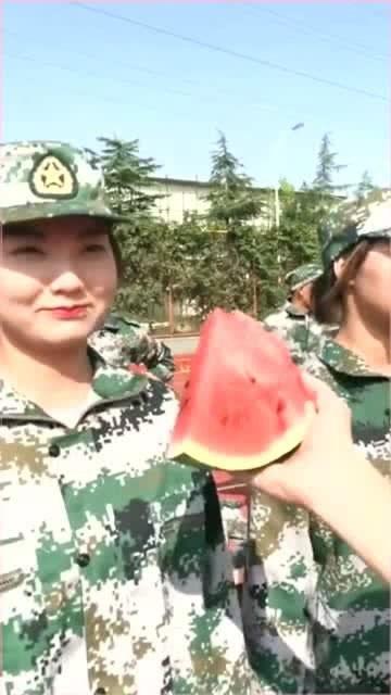 吃小瓜的女生,揭秘爱吃小瓜女生的独特魅力  第2张