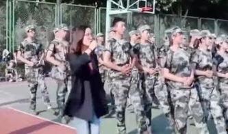 女生军训视频吃瓜,女生吃瓜视频引发热议  第3张