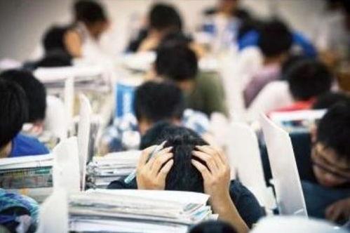 江苏高考母子吃瓜,江苏高考温馨一幕  第2张