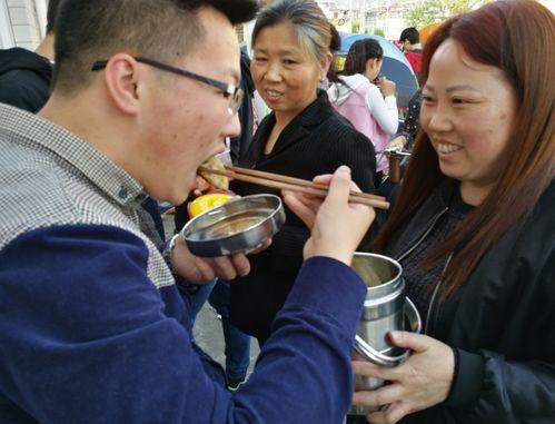 江苏高考母子吃瓜,江苏高考温馨一幕  第3张