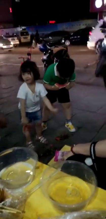 两妹子比赛吃瓜,两妹子吃瓜大赛,谁将笑到最后? 第3张 两妹子比赛吃瓜,两妹子吃瓜大赛,谁将笑到最后? 第3张