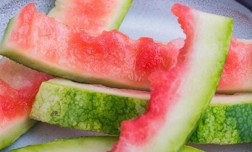 文明吃瓜不扔瓜皮,绿色生活——拒绝瓜皮污染,共建美好家园 第3张 文明吃瓜不扔瓜皮,绿色生活——拒绝瓜皮污染,共建美好家园 第3张