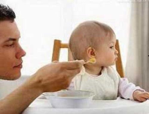 乖巧宝宝开箱吃瓜,萌态十足引网友热议  第2张