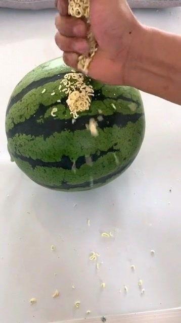 老婆在客厅吃瓜,老婆的悠闲午后时光  第3张