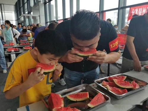 现场围观吃瓜,吃瓜群众的狂欢盛宴 第2张 现场围观吃瓜,吃瓜群众的狂欢盛宴 第2张