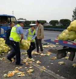 现场围观吃瓜,吃瓜群众的狂欢盛宴 第3张 现场围观吃瓜,吃瓜群众的狂欢盛宴 第3张