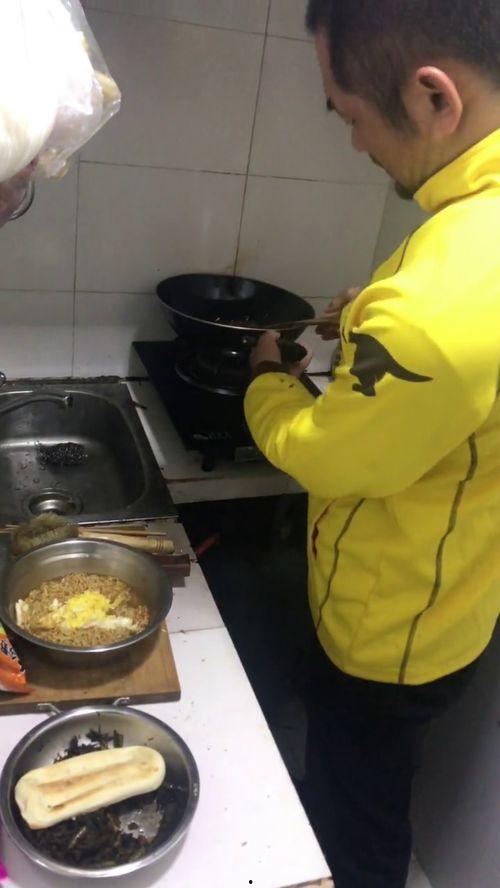 饭后爸爸给女儿吃瓜,爸爸的甜蜜爱意，女儿的甜蜜滋味  第2张