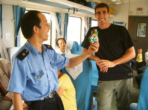 列车售货员吃瓜,一场甜蜜的意外之旅  第2张