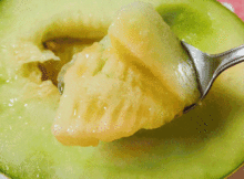 外国吃瓜vs中国吃瓜的区别,中外“吃瓜”文化差异大揭秘 第3张 外国吃瓜vs中国吃瓜的区别,中外“吃瓜”文化差异大揭秘 第3张