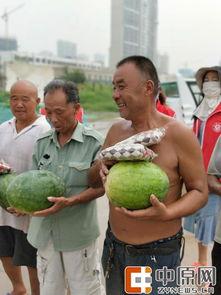 夏天工地吃瓜,夏日工地清凉一“瓜”——工地夏日解暑新风尚