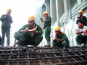 夏天工地吃瓜,夏日工地清凉一“瓜”——工地夏日解暑新风尚  第2张